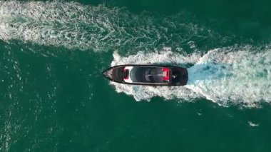 Tekne motorlu antenleri. Yaz tatili. Hava manzaralı motorlu tekne. Yat teknesi turu. Lüks tekne yatı. Sürat teknesi denizde. Denizdeki lüks özel yat. Motorlu yat lüks gemi. Okyanus geçişi.