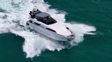 Yaz tatili. Hava manzaralı motorlu tekne. Yat teknesi turu. Lüks tekne yatı. Sürat teknesi denizde. Lüks pahalı deniz yatı. Motorlu yat lüks gemi. Tekne motorlu antenleri. Süper yat tasarımı.