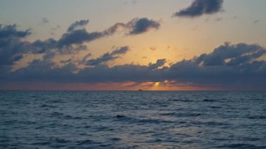 Deniz ufkuyla gökyüzü. Gemiyle Horizon gün doğumu denizi. Gün doğumu deniz manzarası. Romantik yaz tatili deniz manzarası. Deniz batımı ufku. Gün batımı bulutlu gökyüzü. Yaz tatilinde deniz manzarası. Dramatik gökyüzü.