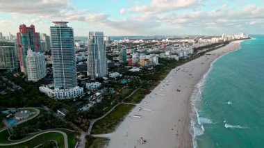 Havadan Miami plajı. Lüks hava manzarası. Güney noktası. Miami 'de gökdelen mimarisi. Miami güney sahili havalimanı. South Pointpark 'taki gökdelen. Lüks otel gökdeleni. ABD 'de lüks seyahat.