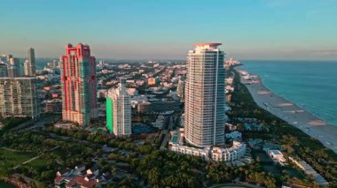 Gökdelen şehrinin hava manzarası. Şehir merkezinin hava manzarası. Miami 'de lüks bir gökdelen. Gökdelenli şehir silueti. Havadan şehir manzarası. Miami Güney Sahili lüks mimarisi. Simgesel gökdelen.