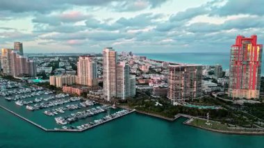 Yazın lüks bir yat gezisi. Miami limanına yanaşmış bir yat. Marina lüks şehir manzarası. Yatı olan liman. Yat marinası. Lüks yat kiralama. Miami limanı marinası.