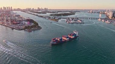Miami, Florida, ABD - 28 Nisan 2025 Miami Limanı. 4K görüntü. Miami limanı ve sahil gemisiyle şehir manzarası. Hava görüntüsü. Miami limanı gün batımı hava görüntüsü. Taşıyıcı ile kargo portu.