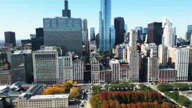 Chicago gökdelen şehri. Şehir manzarası havası. Şehir silueti. Şehir mimarisi Chicago. Chicago şehir parkı. İş bölgesindeki gökdelen ve ofis binası. Şehre düş..
