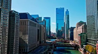 Chicago, ABD - 21 Ekim 2024: şehir merkezi gökdeleni. Chicago havacılık şehri manzarası. Şehir merkezi turu. Seyahat güzergahı. Chicago 'ya git. Şehrin insansız hava aracı görüntüsü. Nefes kesici manzara.