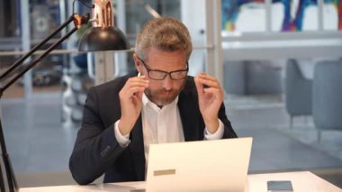 Erkek ofis yöneticisi. İş adamının internet işi var. İş adamı başarısı. Serbest çalışan adam internette çalışıyor. Çevrimiçi çalışan serbest çalışan. Meşgul bir işçi. Ofiste dizüstü bilgisayar kullanan bir adam. Serbest ticaret..