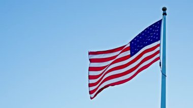 Vatanseverlik sembolü. Anma Günü için Amerikan Bayrağı ya da 4 Temmuz. Rüzgarda dalgalanan Amerikan bayrağı. ABD bayrağı. Ulusal bayrak sallayarak mavi gökyüzünde Birleşik Devletler. Bağımsızlık Günü. Özgürlük bayrağı gökyüzü.
