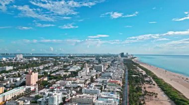 Miami, Florida 'da yaz tatili. Sahilde deniz tatili. Biscayne Körfezi hava manzaralı. Miami kıyı şeridi. Miami güney sahili hava manzaralı. Deniz sahili kıyısı ve kıyı şeridi. Lüks cennet.