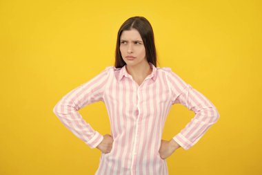 Negatif kadın, sarı arka planda izole edilmiş yasaklı bir kural göstermiyor. Hoşnut olmayan kızgın kadın