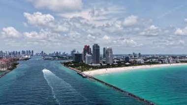 Miami sahil şeridinin hava manzarası. Miami Beach 'te gökdelenler ve gökdelenler. Yaz Miamis titreşimleri. Miami Sahili 'nin panoramik manzarası. Gündüz Miami silueti.