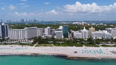 Miami Plajı 'nın gökyüzü manzarası. Miami Sahili 'nin insansız hava aracı görüntüsü. Güney Miami Sahili ve okyanus manzarası. Gökdelenleri ve kıyı şeridi olan Miami Plajı gökdelenleri