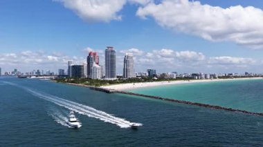 Turkuaz suları olan Miami Plajı 'nın havadan görünüşü. Miami siluetinin insansız hava aracı görüntüsü. South Beach 'in en iyi manzarası. Lüks gökdelenleri ve okyanusları olan Miami şehri. Miami 'nin ünlü sahil şeridi manzarası