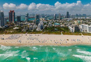 Miami Plajı 'nın gökyüzü manzarası. Miami Sahili 'nin insansız hava aracı görüntüsü. Güney Miami sahili ve okyanusun havadan görünüşü