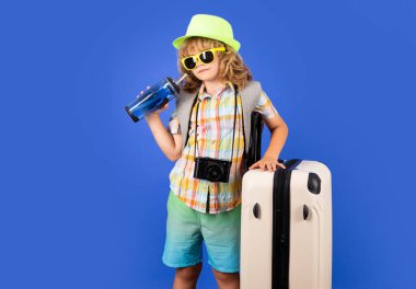 Seyahat çantasıyla çocuk gezisi. Çantalı çocuk seyahat, macera, tatil hayalleri kuruyor. Stüdyo çocuklarının portresi