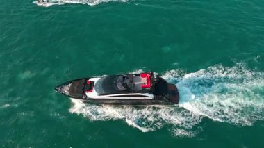 Denizdeki lüks özel yat. Motorlu yat lüks gemi. Tekne motorlu antenleri. Yaz tatili. Hava manzaralı motorlu tekne. Yat teknesi turu. Lüks tekne yatı. Sürat teknesi denizde. Yelkenli yat.