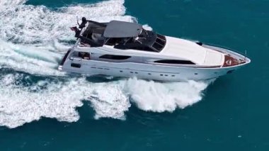 Sürat teknesi denizde. Lüks pahalı deniz yatı. Motorlu yat lüks gemi. Tekne motorlu antenleri. Yaz tatili. Hava manzaralı motorlu tekne. Yat teknesi turu. Lüks tekne yatı. Parlak dış görünüş.