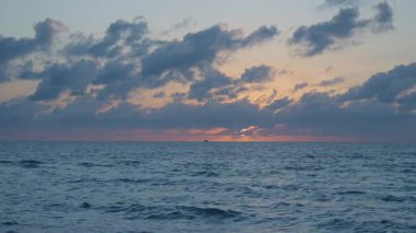 Yaz tatilinde deniz manzarası. Deniz ufkuyla gökyüzü. Gemiyle Horizon gün doğumu denizi. Gün doğumu deniz manzarası. Romantik yaz tatili deniz manzarası. Deniz batımı ufku. Gün batımı bulutlu gökyüzü. Romantik Günbatımı.