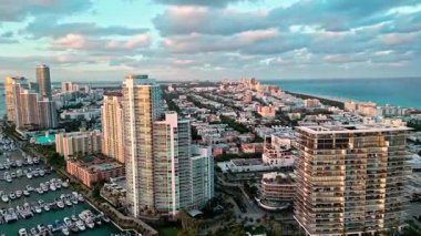 Lüks bir yat limanında. Lüks bir hayat. Miami lüks marinası. Yaz tatili. Marina hava manzarası. Yat limanı. Lüks güney sahil marinası. Güney sahilindeki Miami gökdeleninde. Ünlü konum.