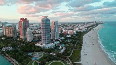 Miami güney sahili havalimanı. South Pointpark 'taki gökdelen. Lüks otel gökdeleni. Havadan Miami plajı. Lüks hava manzarası. Güney noktası. Miami 'de gökdelen mimarisi. Seyahat hedefi.