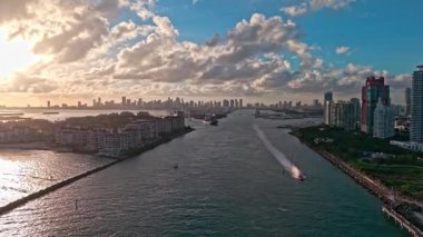 Miami sahili manzarası. Havadan panoramik görüntü. Miami limanı ve marina. Lüks marinalı Miami şehri. Lüks günbatımı manzaralı deniz marinası. Miami 'de Skyline. Manzara hava görüntüsü.