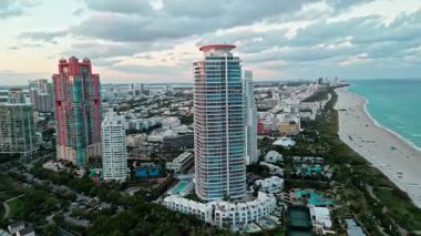 Miami güney sahili hava manzaralı. South Pointpark 'taki gökdelen. Lüks otel gökdeleni. Miami 'nin güney sahili. Bulutlu havada lüks gökyüzü. Güney noktası. Miami 'nin gökdelen mimarisi.