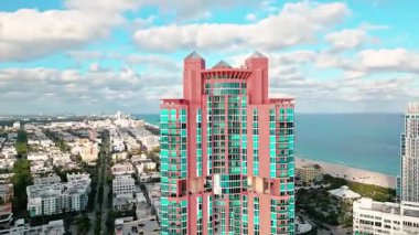 Miami gökdeleninde hava durumu. Miami, Florida 'da bir apartman. Apartman dairesi. Miami 'nin gökdelen mimarisi. Miami South Beach lüks apartman manzaralı. Lüks daire..
