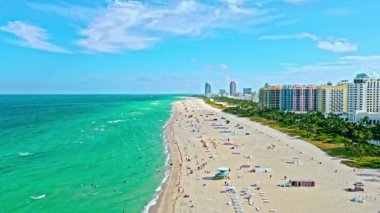 Yaz mevsimi deniz kenarı. Seyahat güzergahı. Miami 'nin güney sahilinin deniz manzarası. Miami 'de modern binaları olan Florida. Hava görüntüsü. Miami, Florida 'daki deniz manzarası. Soğutma alanı.
