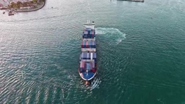 Miami, Florida, ABD - 28 Nisan 2025: yük konteynırı kargo gemisine yüklendi. Hava manzaralı kargo gemisi. Kargo işi. Konteyner gemisi. Nakliye lojistiği. Ticari nakliye. Kargo gemisi denizde, hava manzaralı. Denizcilik.