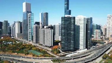 İş bölgesindeki gökdelen ve ofis binası. Chicago gökdelen şehri. Şehir manzarası havası. Şehir silueti. Şehir mimarisi Chicago. Chicago şehri. Chicago üzerinde şehir silüeti.