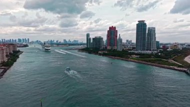 Miami, Florida, ABD - 12 Mart 2025: Denizlerde gemi turu. Gemi Miami sahil limanından ayrılıyor. Norveç Gem yolcu gemisi yolculuğu. Yaz tatilinde gemi turu. Norveç yolcu gemisi. Her şey dahil..