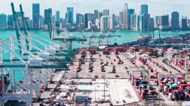 Miami, Florida, ABD - 02 Nisan 2025: konteynır yükleme. İhraç ve ithalat. Kargo işi. Kargo servis konteynırı limanda, hava manzaralı. Yük konteynırı. Miami Limanı. Nakliye konteynırı.