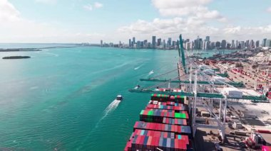Miami, Florida, ABD - 02 Nisan 2025 Port Miami. Konteynır yükleniyor. İhraç ve ithalat. Kargo işi. Limanda konteynır ve hava manzaralı kargo hizmetleri. Yük konteynırı. Geçiş terminali.