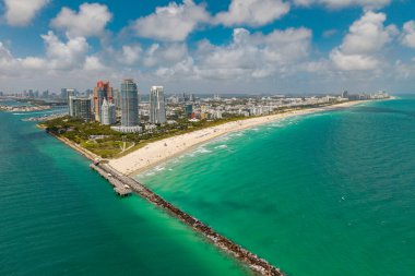 Turkuaz suları olan Miami Plajı 'nın havadan görünüşü. Miami siluetinin insansız hava aracı görüntüsü. Güney Miami Sahili 'nin üst manzarası