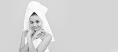 Çocukların yüz bakımı, kozmetoloji ve spa, duşta yüzü kremalı neşeli genç kız. Genç çocuk için kozmetik ve cilt bakımı, poster tasarımı. Güzel kız afişi