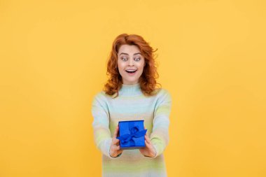 Tatiller ve kutlamalar. Hediye konsepti olan kadınlar. Hediye kutusu tutan kadın portresi. Doğum gününü kutlayan ve hediyeler alan bir kız. Kızlar 8 Mart, 14 Şubat, Kadınlar Günü, Anneler Günü 'nü kutluyor.