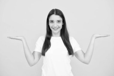 Kadın fotokopi alanını işaret ediyor, kopyalama alanını gösteriyor. Promosyon, reklam içerikli jest gösteren kız, elle tavsiye edilen ürünü işaret ediyor. İzole edilmiş arkaplan