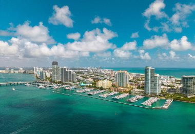 Miami ufuk çizgisinin havadan görünüşü. Miami şehrinin insansız hava aracı görüntüsü. Güney Miami ve okyanus manzarası. Gökdelenleri ve kıyı şeridi olan Miami gökdelenleri