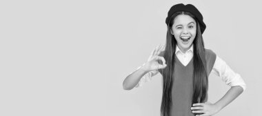 Fransız bereli mutlu liseli kız. Sarı arka planda güzel bir jest, mükemmellik. Çocuk yüzü, yatay poster, izole edilmiş genç kız portresi, fotokopi alanı olan pankart