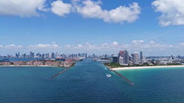 Turkuaz suları olan Miami Plajı 'nın havadan görünüşü. Miami siluetinin insansız hava aracı görüntüsü. South Beach 'in en iyi manzarası. Lüks gökdelenleri ve okyanusları olan Miami şehri. Miami 'nin ünlü sahil şeridi manzarası