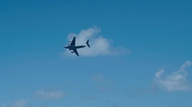Hava kuvvetleri uçuşu. Havacılık ve uçak. Ağır çekim. Birleşik Devletler Hava Kuvvetleri. Bağımsızlık Günü. Anma günü. Askeri uçak bağımsızlık anısına uçuyor. Gökyüzünde askeri nakliye uçağı.