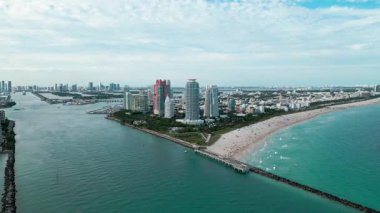 Şehir merkezinin hava manzarası. Miami 'de lüks bir gökdelen. Gökdelenli şehir silueti. Havadan şehir manzarası. Miami Güney Sahili lüks mimarisi. Gökdelen şehir manzarasında lüks bir manzara. Panoramik görünüm.