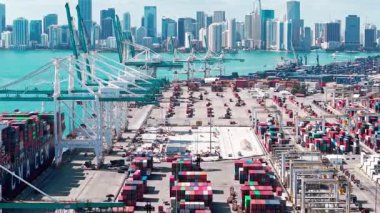 Miami, Florida, ABD - 02 Nisan 2025: Limanda konteynır ve hava manzaralı kargo hizmetleri. Yük konteynırı. Miami Limanı. Konteynır yükleniyor. İhraç ve ithalat. Kargo işi..