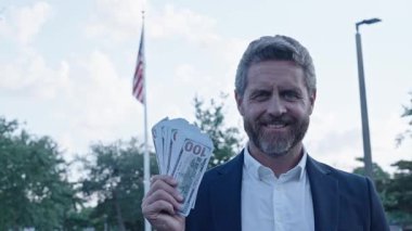 Başarılı finans işadamı. Kâr marjı. Yatırım başarısı. Erkek tüccarlar nakit saklar. Başarılı bir kazanç. İş adamı para kazanıyor. İş parası başarısı. Amerika 'da gümrük.