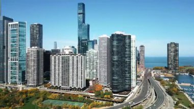 Şehir silueti. Şehir mimarisi Chicago. Chicago şehir parkı. İş bölgesindeki gökdelen ve ofis binası. Chicago gökdelen şehri. Şehir manzarası havası. Metropolitan Chicago.