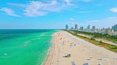 Sahilde deniz tatili. Biscayne Körfezi hava manzaralı. Miami kıyı şeridi. Miami güney sahili hava manzaralı. Deniz sahili kıyısı ve kıyı şeridi. Miami, Florida 'da yaz tatili. Güneşli bir gün.