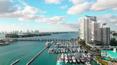 Yazın lüks bir yat gezisi. Miami limanına yanaşmış bir yat. Marina lüks şehir manzarası. Yatı olan liman. Yat marinası. Lüks yat kiralama. Miami limanı marinası.