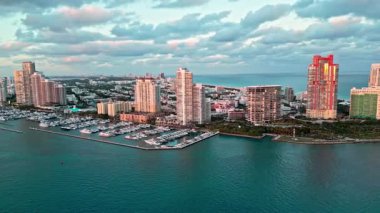Yat kulübü. Marina Miami, Florida 'da. Özel rıhtım. Lüks yatı olan Güney Point Miami marinası. Yaz tatili. Lüks Güney Sahili marinası. Lüks bir yat. Miami güney sahili manzarası.