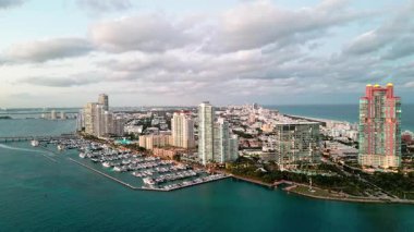 Marina Miami, Florida 'da. Özel rıhtım. Lüks yatı olan Güney Point Miami marinası. Yaz tatili. Lüks Güney Sahili marinası. Lüks bir yat. Miami güney sahili manzaralı. Gün batımı manzarası. Yat Kulübü.