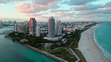 Lüks otel gökdeleni. Havadan Miami plajı. Lüks hava manzarası. Güney noktası. Miami 'de gökdelen mimarisi. Miami güney sahili hava günbatımı. South Pointpark 'taki gökdelen. 4k görüntü.