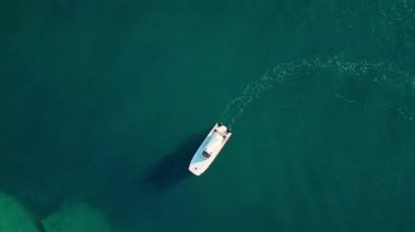 Lüks bir yaşam tarzı. Yaz tatili. Havadan açık deniz botu. Denize açılmak. Yat üstü manzarası. Sürat teknesi denizde yüzüyor. Yat limanına giden tekne. Yelkencilik ve yat turizmi. Zarif bir yat kaçışı..